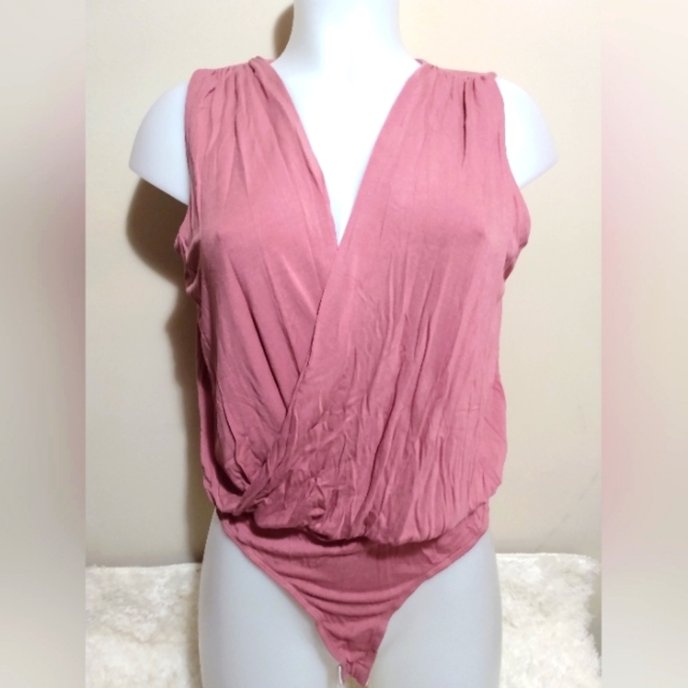 ❤️ HOST PICK ❤️ Cbrand woman's size small pink bodysuit